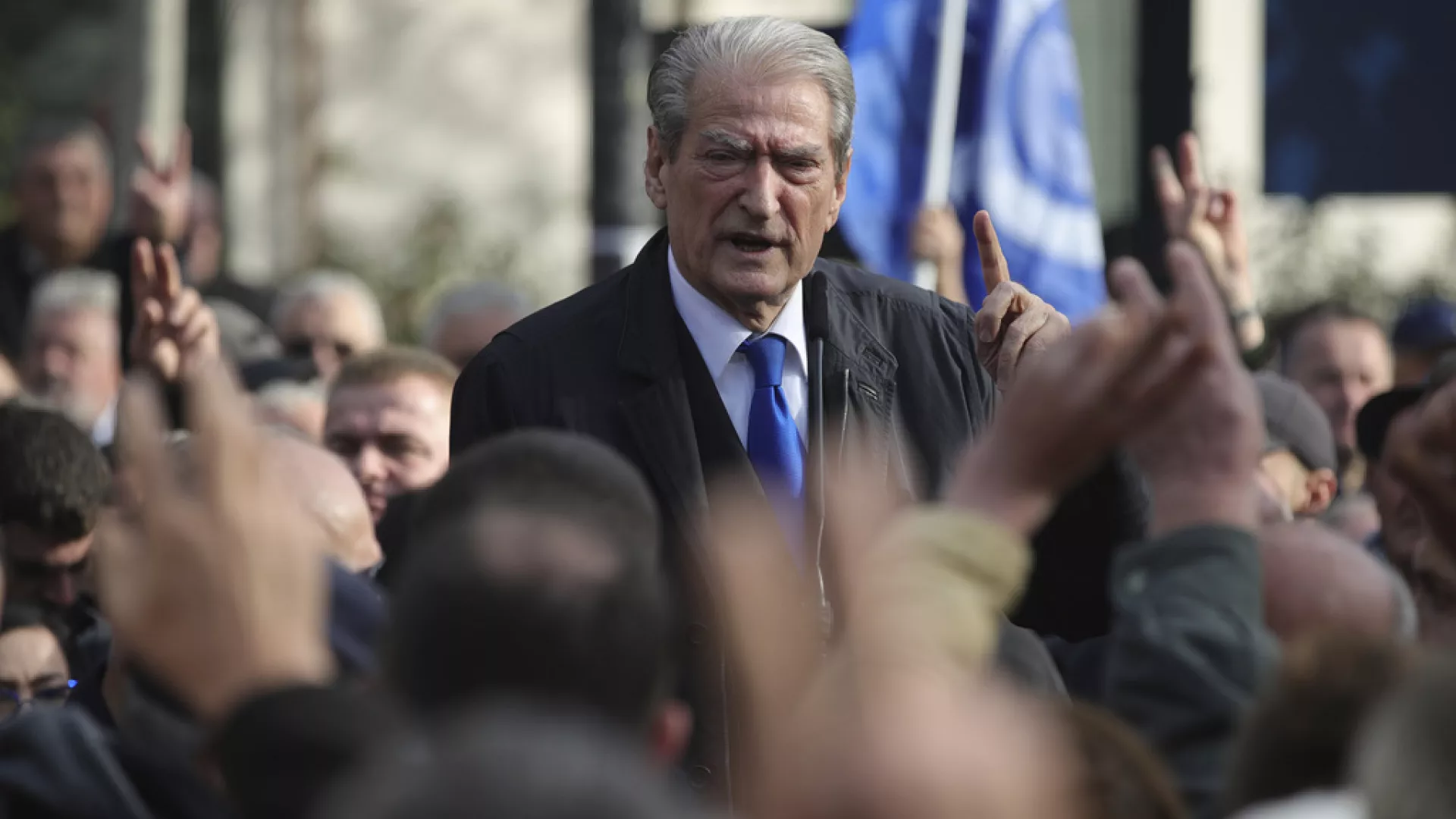 Eski Arnavutluk Başbakanı Berisha’ya ‘damadını kayırdığı’ gerekçesiyle ev hapsi