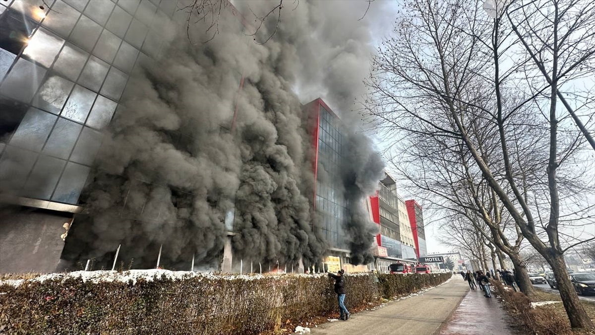 Sırbistan ve Bosna Hersek’te alışveriş merkezlerinde çıkan yangınlar hasara sebep oldu