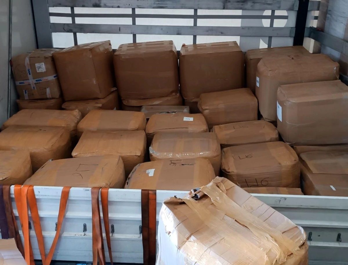 Edirne’de Bulgaristan’a geçen tırda kaçak tekstil ürünleri yakalandı