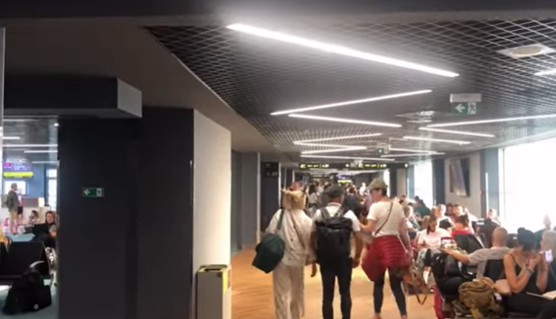 Belgrad Havalimanı’nda Makedonyalı yolcularla yaşanan karışıklık nedeniyle kaos yaşandı