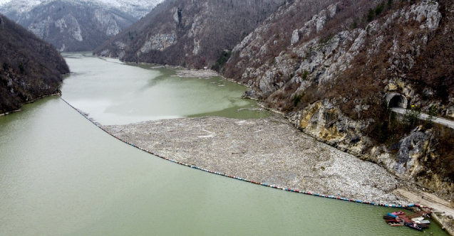 Drina Nehri’nin yüzeyi çöp ve atıklarla kaplandı