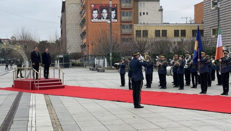 Kurti, İrlanda Başbakanı Varadkar’ı devlet töreniyle karşıladı