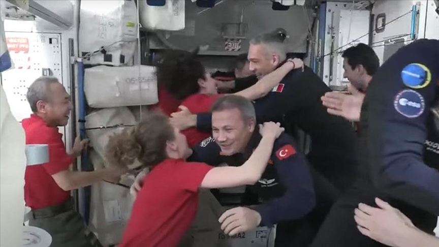 İlk Türk astronot Gezeravcı’nın da yer aldığı Ax-3 ekibi istasyona giriş yaptı