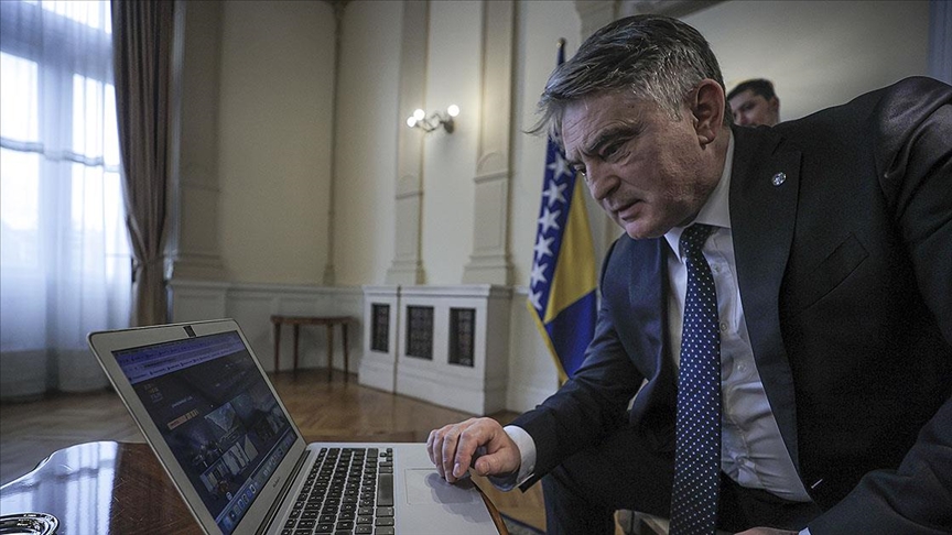 Bosna Hersek Devlet Konseyi Başkanı Komsic, oyunu “Uğurlama” fotoğrafından yana kullandı