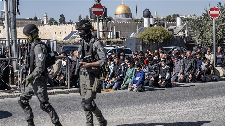 İsrail güçleri Mescid-i Aksa’da cuma namazı kılınmasını 15 haftadır kısıtlıyor