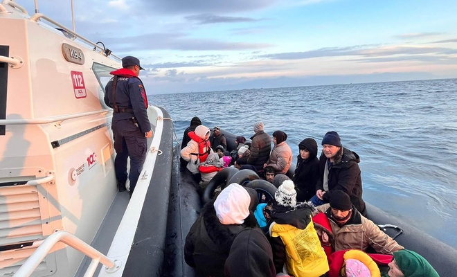 Yunanistan’ın geri ittiği düzensiz göçmenler kurtarıldı