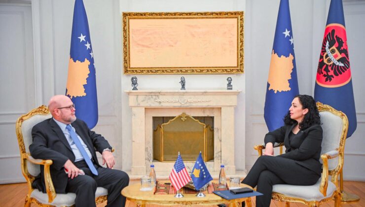 Kosova Cumhurbaşkanı Osmani, ABD Büyükelçisi Hovenier ile dinar konusunu görüştü