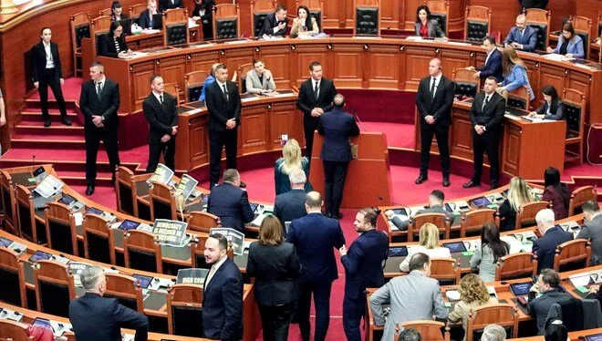 Arnavutluk parlamentosu, İtalya ile göç anlaşmasına onay verdi