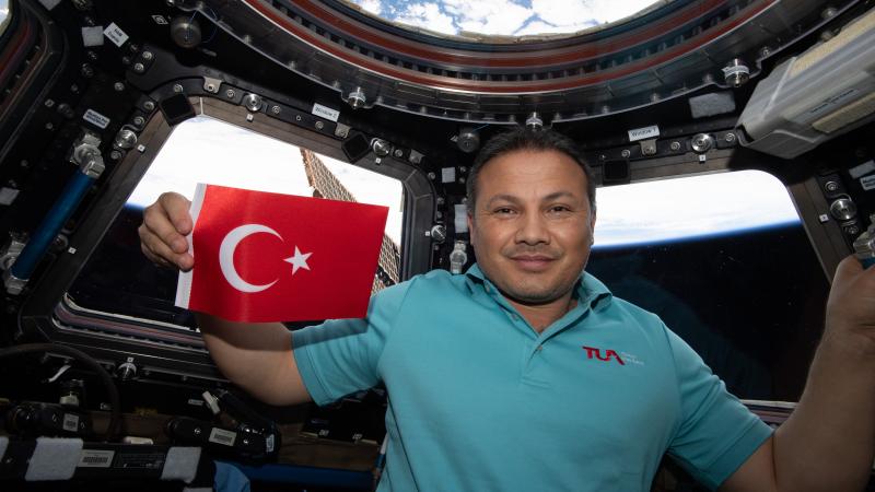 Yunan gazetesi: Yunanistan yıldızları izlerken ilk Türk astronot Dünya’ya döndü