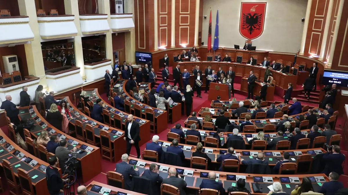 Arnavutluk Meclisi’nde kriz sürüyor