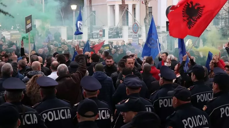 Arnavutluk’ta muhalefet protestosu sürüyor