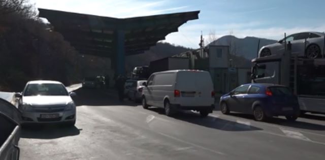 Sırp dinarı yüklü bir minibüsün Kosova’ya girmesine izin verilmedi