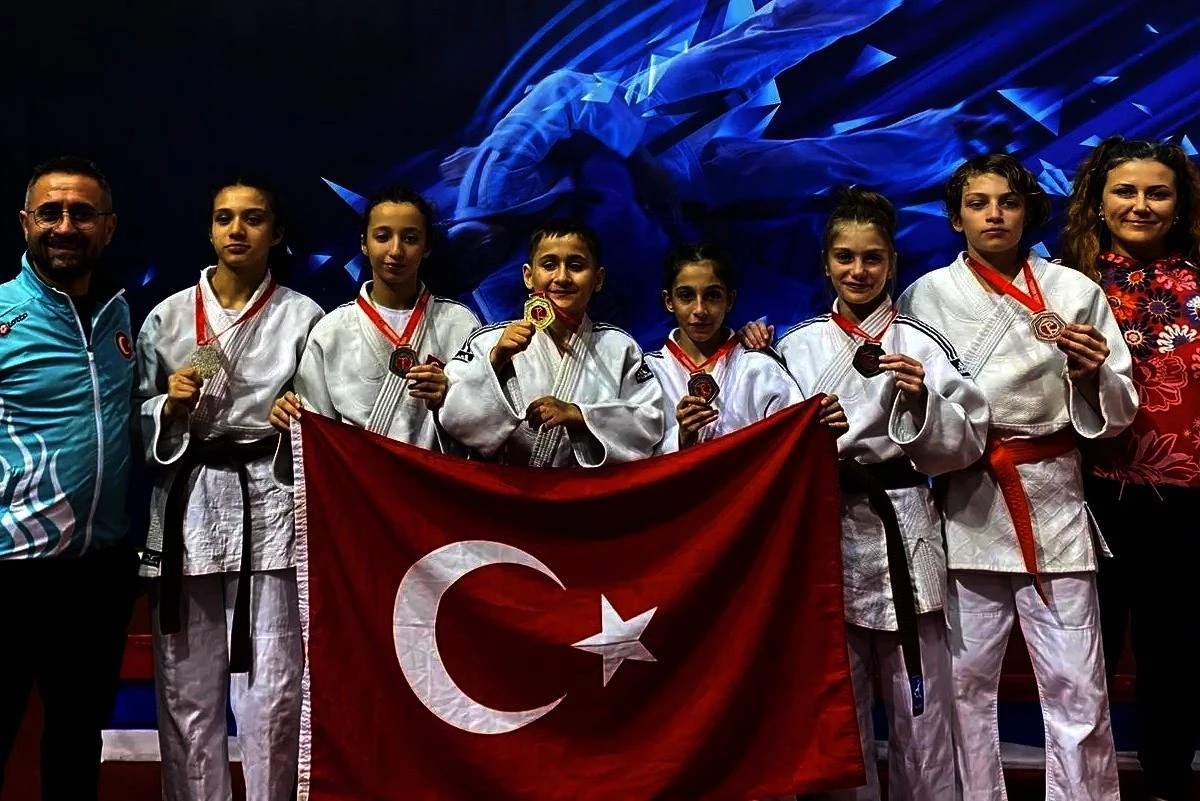 Düzce Judo Takımı Sırbistan’da 6 madalya kazandı