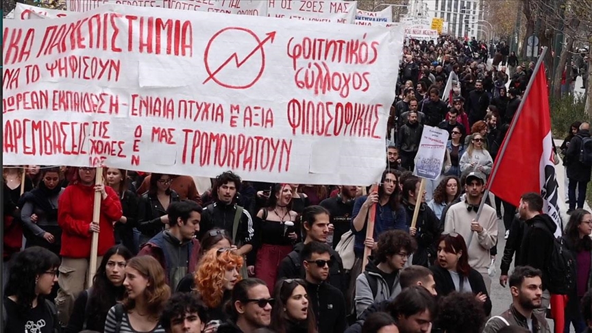 Yunanistan’da öğrenci ve eğitimciler özel üniversite planına karşı 8. kez sokağa çıktı