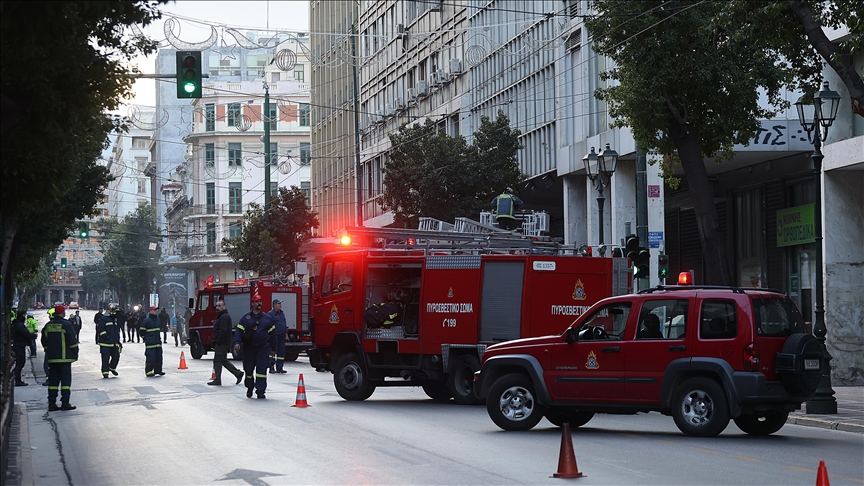 Atina’da Çalışma Bakanlığı önünde patlayan bomba hasara yol açtı