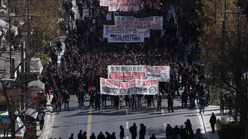Yunanistan’da öğrencilerin, özel üniversitelerin açılmasına karşı eylemleri sürüyor