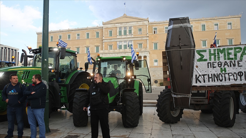 Yunanistan’da geceyi parlamentonun önünde geçiren çiftçiler Atina’dan ayrıldı