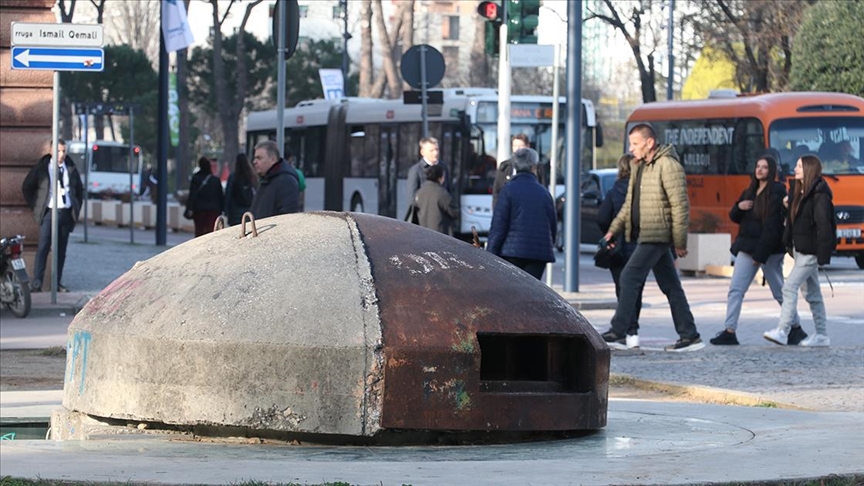 Arnavutluk’ta komünist rejim kurbanları anısına dikilen anıt: “Postbllok”