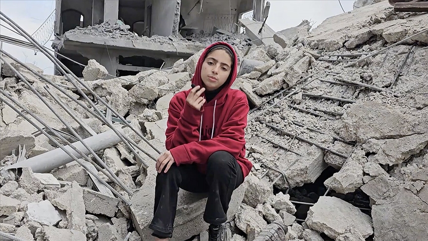 Filistinli çocuk, İsrail’in yıktığı evlerinin enkazında eski günlerinden kalma bir hatıra aradı