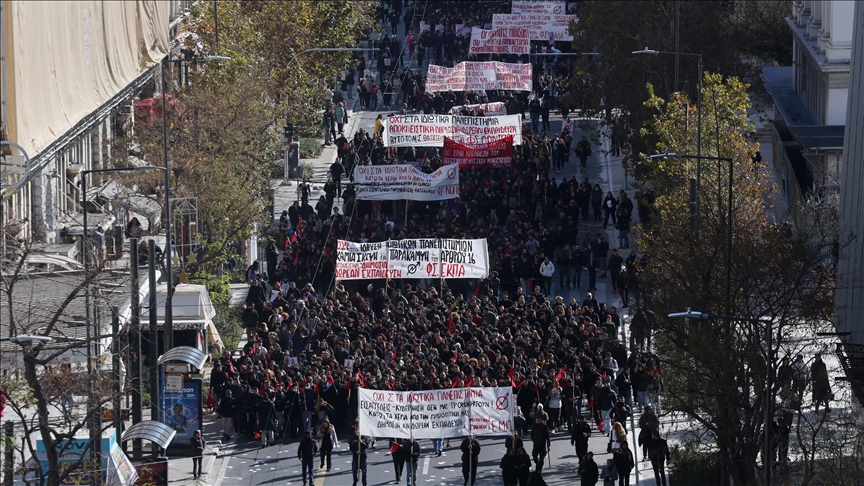 Yunanistan’da öğrenci ve eğitimciler, özel üniversitelerin açılması planına karşı eylem düzenledi
