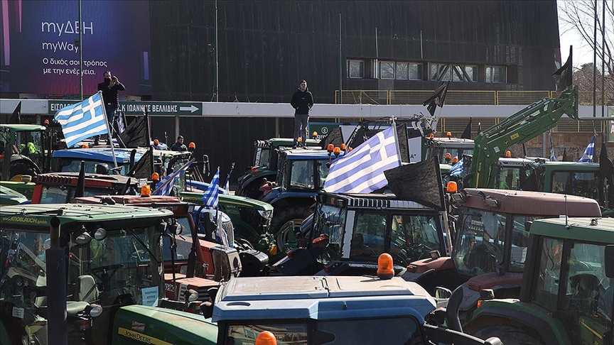 Yunanistan’da çiftçiler traktörleriyle eylem yaptı