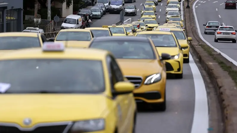 Yunanistan’da taksicilerin yeni vergi yasası protestosu devam ediyor