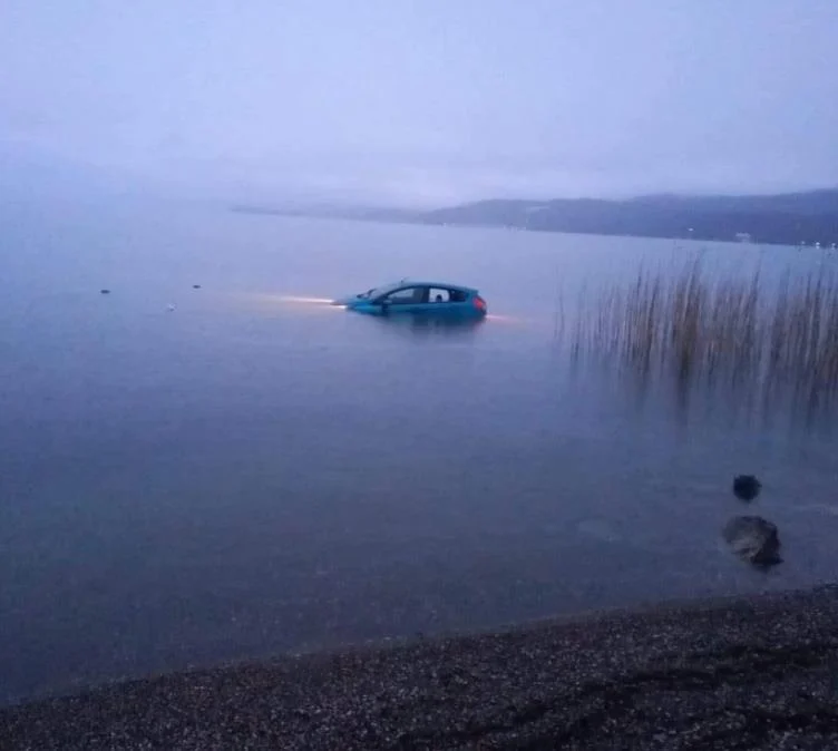 Bir araba Ohri Gölü’ne düştü