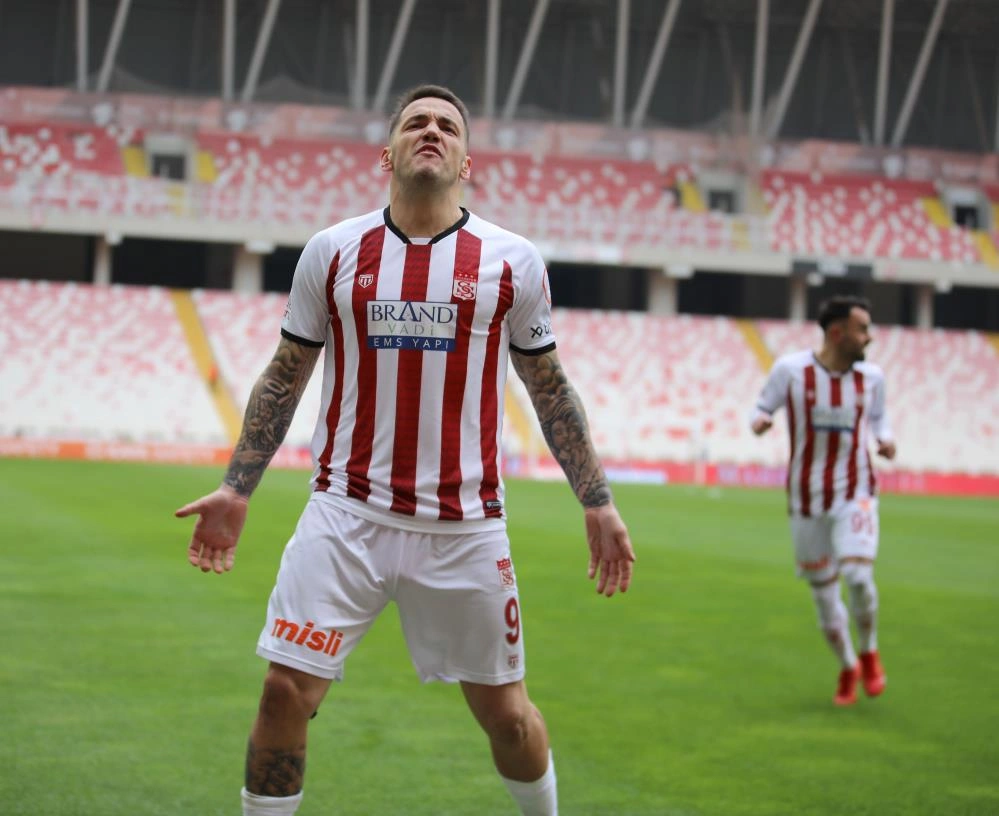 Sivasspor’un futbolcusu Rey Manaj Arnavutluk Milli Takımı kadrosuna davet edildi