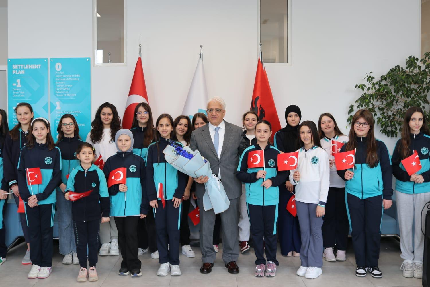 TİKA Başkan Yardımcısı Çevik, Arnavutluk Maarif Okullarını ziyaret etti