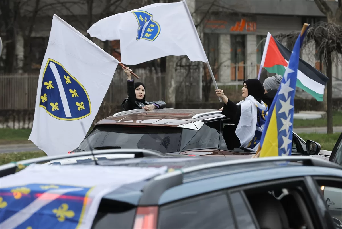 Bosna Hersek’te Bağımsızlık Günü’nde altın zambaklı bayraklarla araç konvoyu yapıldı