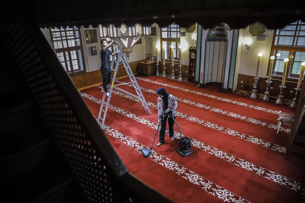 Boşnaklar, ramazan hazırlıkları kapsamında geleneksel cami temizliği yaptı