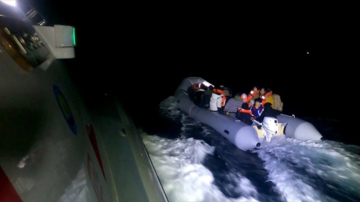 İzmir açıklarında Yunanistan unsurlarınca Türk kara sularına itilen 18 düzensiz göçmen karaya çıkarıldı, 44 göçmen yakalandı