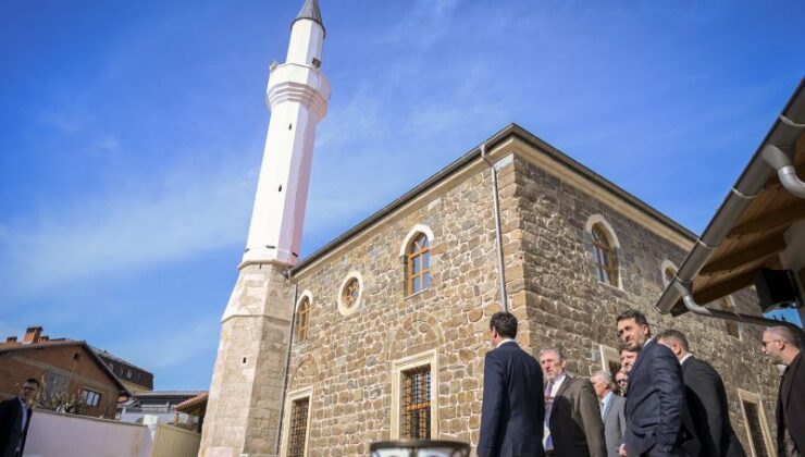 Kosova Başbakanı Kurti, Pirinaz ve Alaudin camilerini ziyaret etti