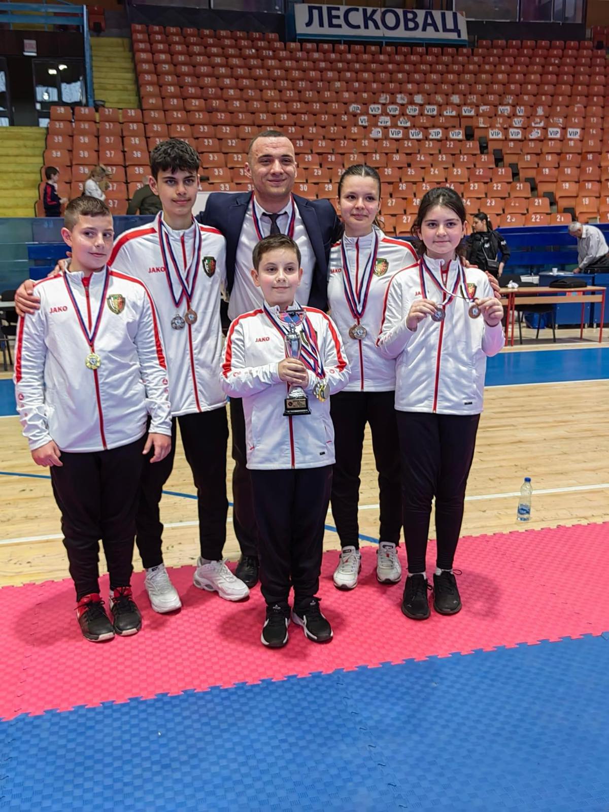 Kırcaalili karateci, Sırbistan’da düzenlenen uluslararası turnuvada bir altın ve iki gümüş madalya kazandı