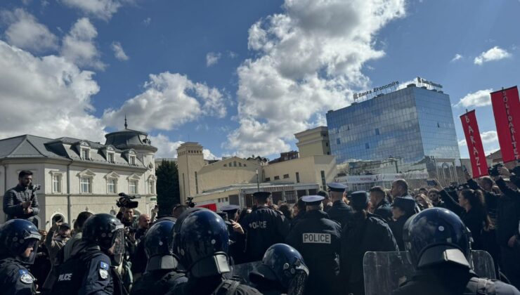 Kosova’da protestocu kadınlara polis engeli