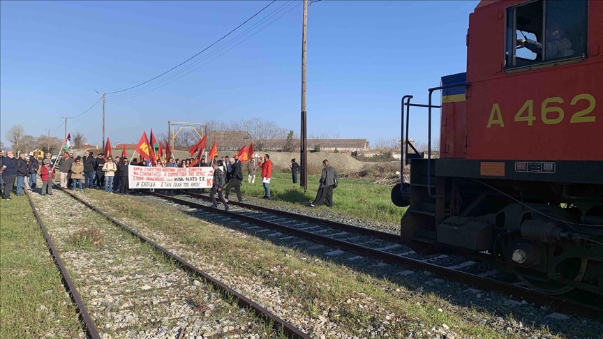 Yunanistan’da eylemciler NATO’ya ait tankları taşıyan treni durdurdu