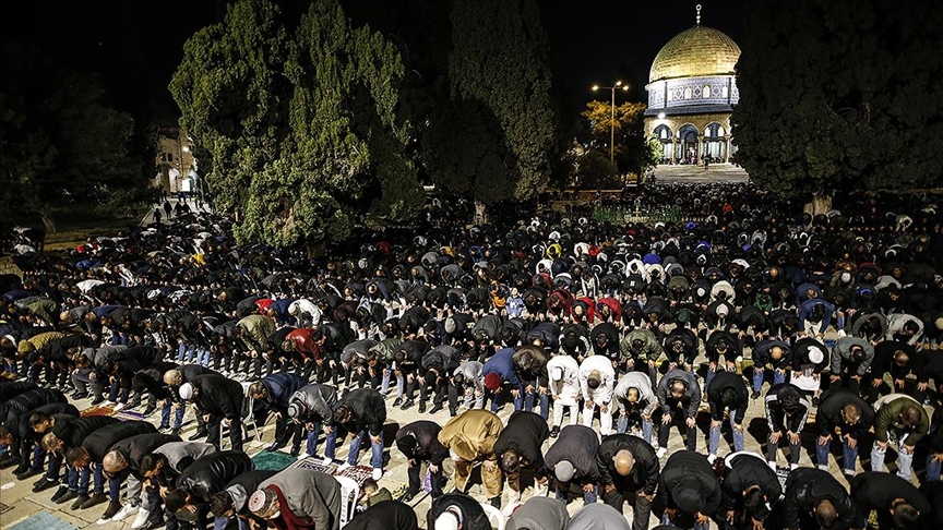 İsrail kısıtlamalarına rağmen Mescid-i Aksa’da teravih namazı için 35 bin Müslüman saf tuttu
