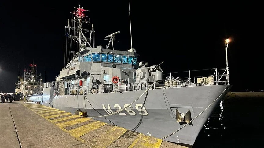 Türk mayın avlama gemileri TCG Anamur ve TCG Amasra Yunanistan’ın Pire Limanı’nda