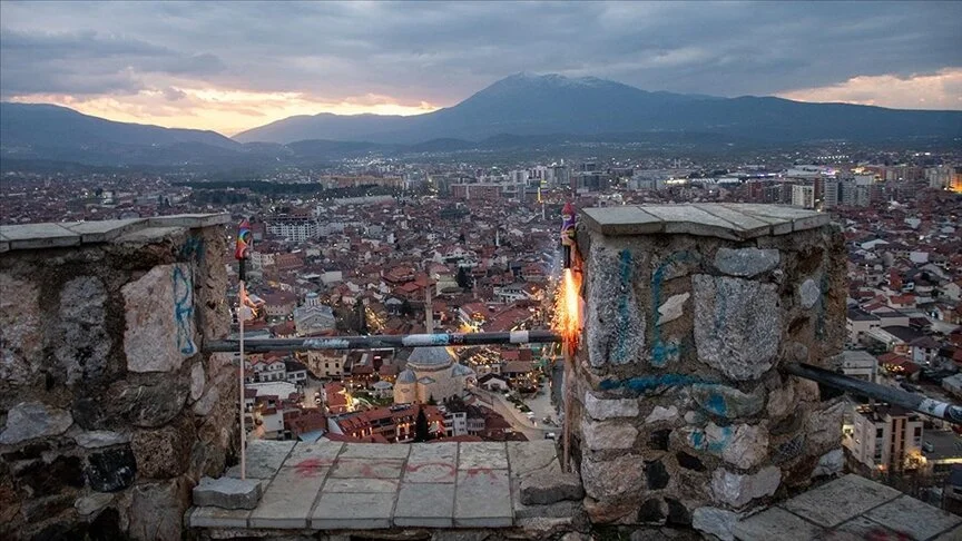 Kosova’nın Prizren şehrinde iftar vakti havai fişek atarak duyuruluyor