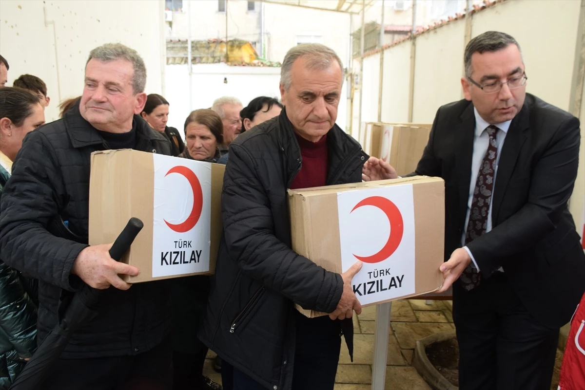 Türk Kızılay, Arnavutluk’taki ihtiyaç sahibi ailelere ramazan yardımı yapıyor