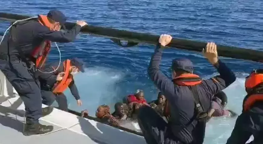 Yunanistan’ın ittiği can salı battı, 12 düzensiz göçmen ve 1 çocuk kurtarıldı