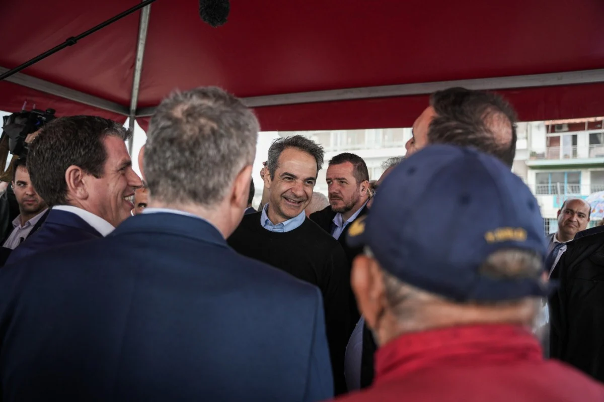 Yunanistan Başbakanı Miçotakis, Midilli’de Türk turistleri karşıladı