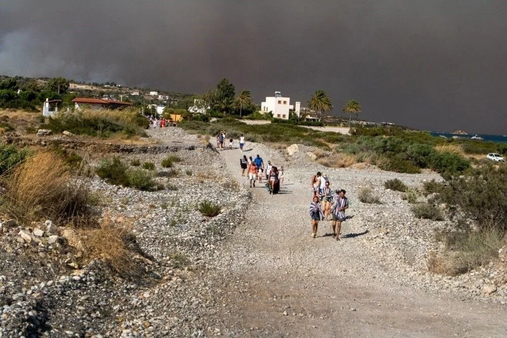 Yangından kaçanlara Yunanistan’da bedava tatil