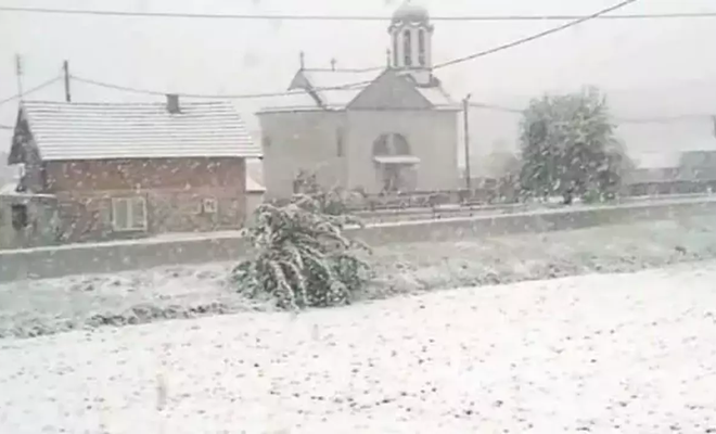 Bosna’da nisanda kar yağdı