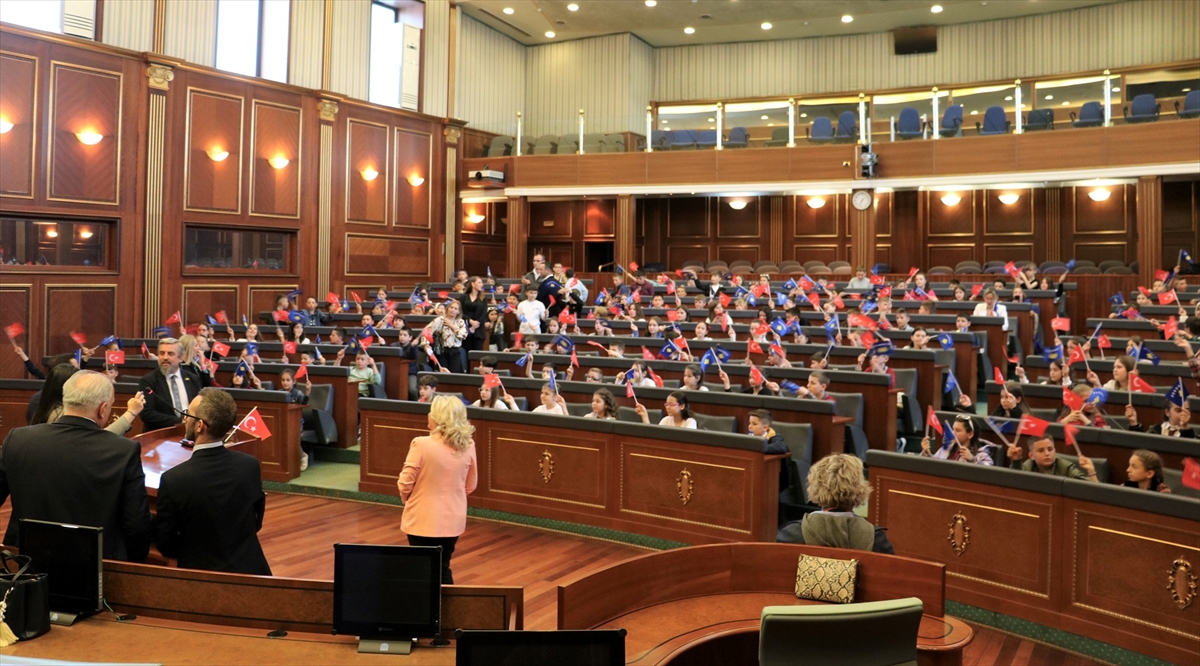 Kosova’da Türkçe eğitim gören öğrenciler Kosova Meclisini ziyaret etti