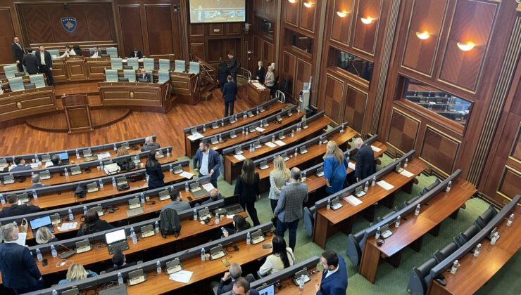 Kosova’da Muhalefet toplantı salonunu terk etti