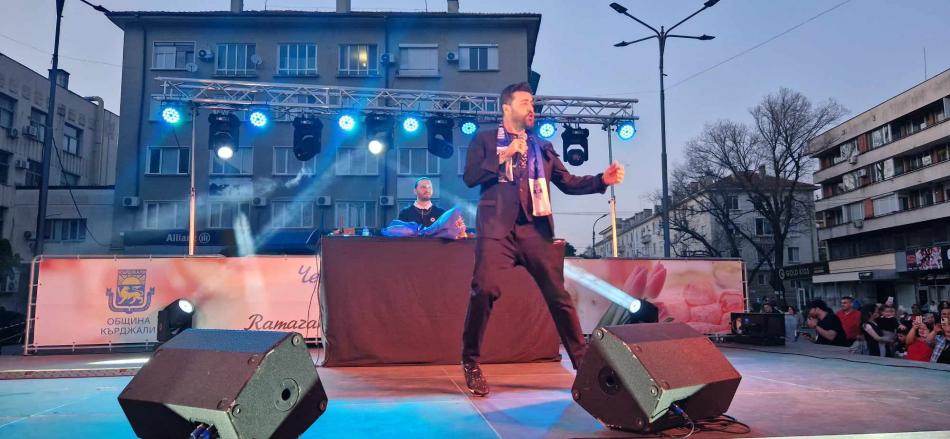 Şarkıcı Burak Kut, Kırcaali’de konser verdi