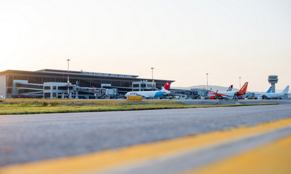 Priştine Uluslararası Havalimanı “Adem Jashari” başarıdan başarıya koşuyor