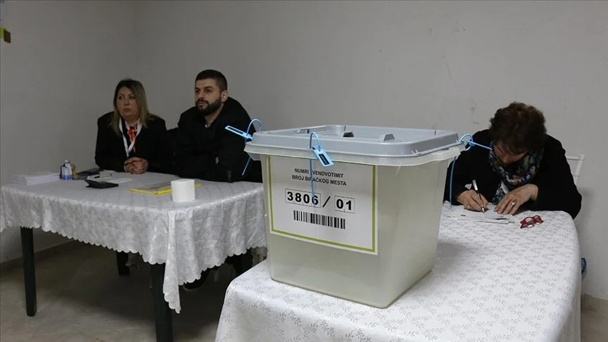 Kosova’nın kuzeyinde halk, mevcut belediye başkanlarının görevden alınabilmesi için sandık başında