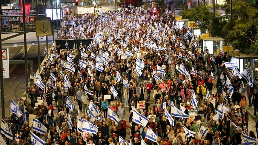 Tel Aviv’de on binlerce İsrailli, erken seçim ve Gazze’deki esirlerin salıverilmesi talebiyle gösteri yaptı